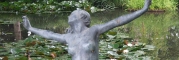 női szobor a fehér tündérrózsák közt